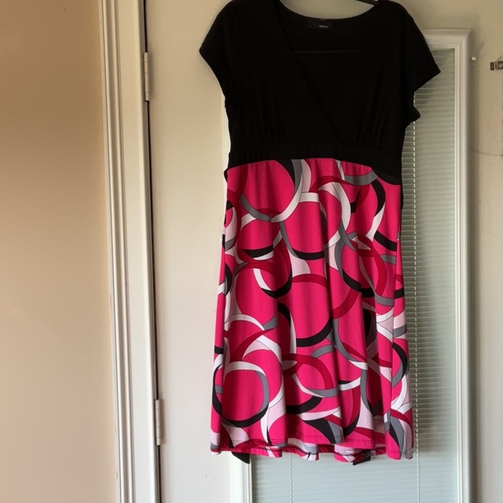 Chic Black and Pink Patterned Dress